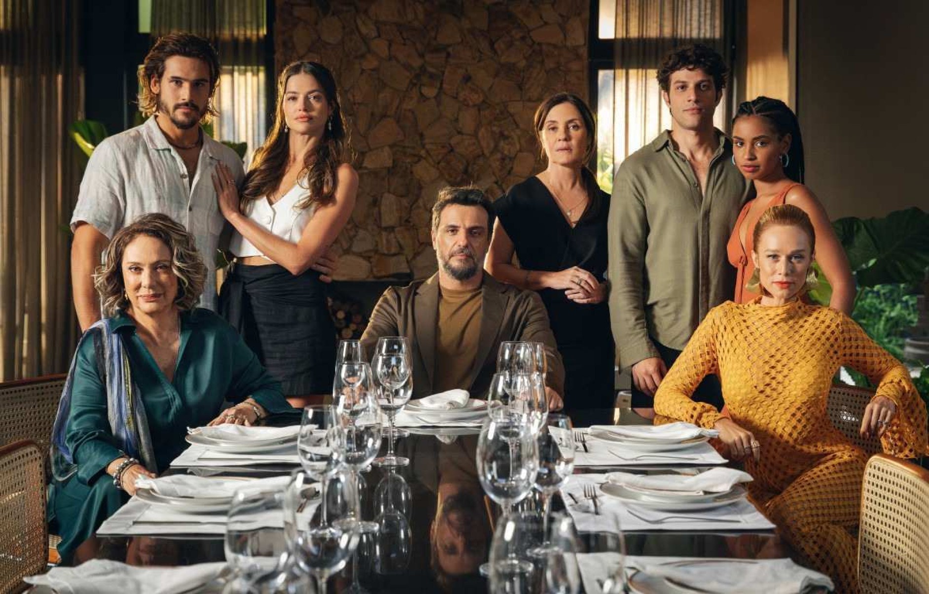  Berta (Eliane Giardini), Rud.. (Nicolas Prattes), Luma (Agatha Moreira), Molina (Rodrigo Lombardi), M..rcia (Adriana Esteves), Mavi (Chay Suede), Viola (Gabz) e ..sis (Mariana Ximenes).     