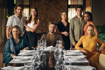  Berta (Eliane Giardini), Rud.. (Nicolas Prattes), Luma (Agatha Moreira), Molina (Rodrigo Lombardi), M..rcia (Adriana Esteves), Mavi (Chay Suede), Viola (Gabz) e ..sis (Mariana Ximenes).
     -  (crédito: Globo / Manoella Mello)