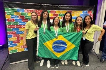 Equipe brasileira na Olimpíada Europeira de Informática para Garotas (Egoi) de 2024, Veldhoven, Holanda -  (crédito: Arquivo pessoal)