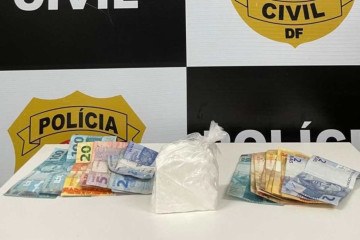 Durante as buscas, os policiais civis encontraram uma grande porção de substância semelhante à cocaína -  (crédito: PCDF/Divulgação)