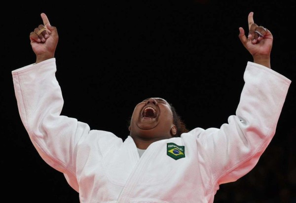 Beatriz Souza após conquistar o ouro para o Brasil no judô  -  (crédito: Jack GUEZ / AFP)