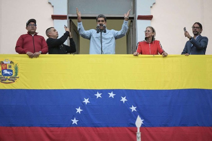 Nicolás Maduro discursa na sacada do Palácio Miraflores e convoca apoiadores para que participem, hoje, da 