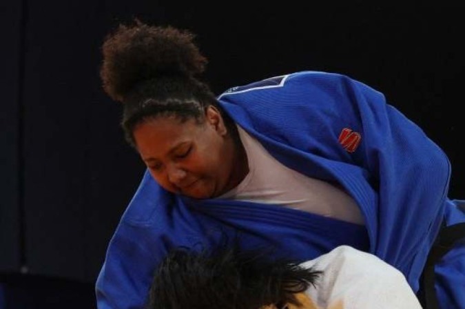 após revisão em vídeo, foi constatado que a ação do sumi-otoshi (arremesso) partiu de Bia Souza e ela ganhou o waza-ari que lhe deu vaga na semifinal -  (crédito: Jack GUEZ / AFP)