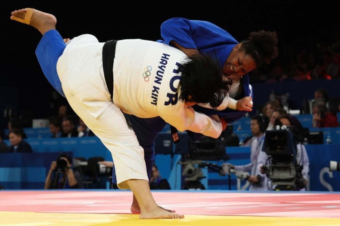  South Korea's Kim Hay-un and Brazil's Beatriz Souza (Blue) compete in the judo women's +78kg quarter-final bout of the Paris 2024 Olympic Games at the Champ-de-Mars Arena, in Paris on August 2, 2024. (Photo by Jack GUEZ / AFP)
       -  (crédito: Jack GUEZ / AFP)