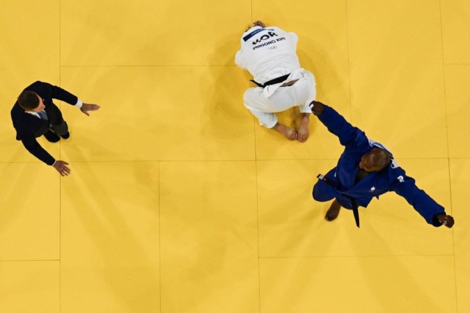 Árbitro André Mariano confirmou o golpe do tricampeonato dos pesos pesados de Teddy Riner contra Kim Min-jong -  (crédito: AFP)