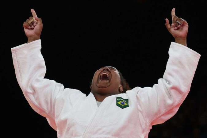Beatriz Souza após conquistar o ouro para o Brasil no judô 