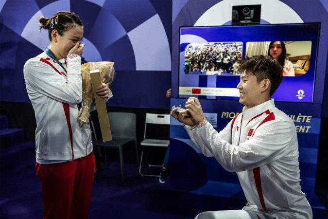 Pedido aceito: Liu Yuchen entrega anel para a medalhista de ouro Huang Ya Qiong -  (crédito: Arun Sankar/AFP)