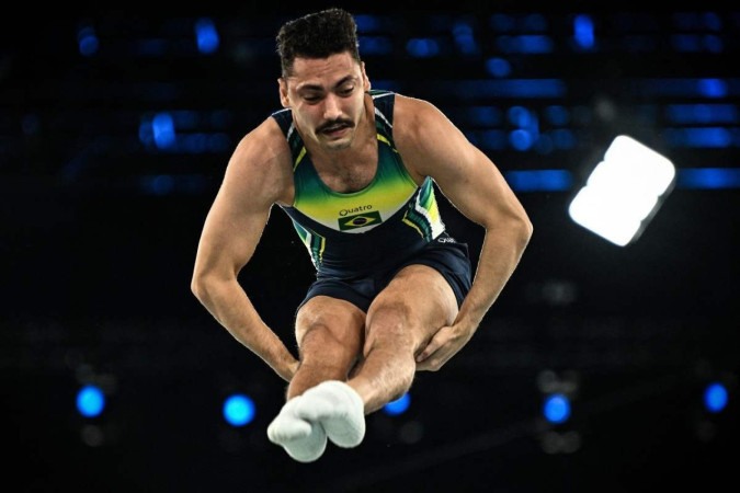  Brazil's Rayan Dutra competes in the Men's Trampoline Gymnastics final of the Paris 2024 Olympic Games at the Bercy Arena in Paris, on August 2, 2024. (Photo by Lionel BONAVENTURE / AFP)
       -  (crédito:  Lionel BONAVENTURE / AFP)