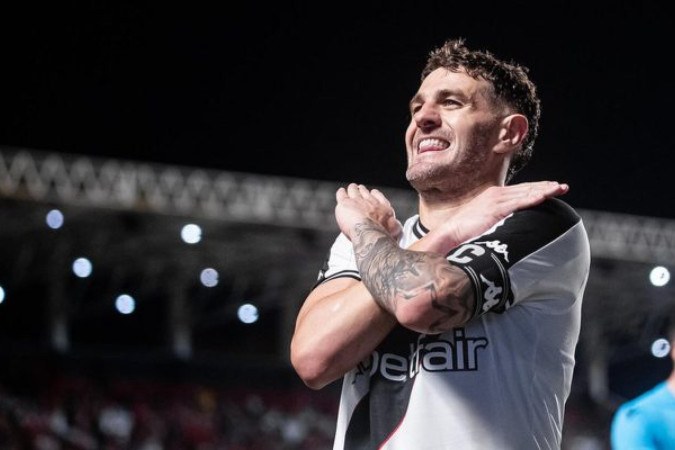 Vegetti marcou um golaço contra o Atlético-GO e empatou para o Vasco -  (crédito: Foto: Leandro Amorim/Vasco)