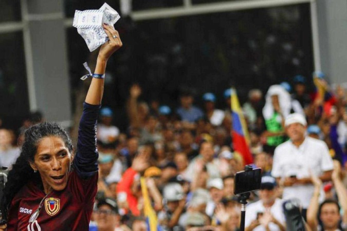 María Corina Machado e Edmundo González Urrutia levantam atas de votação em protesto  -  (crédito: Getty Images)