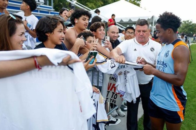 Endrick distribuindo autógrafos em pré-temporada do Real Madrid  -  (crédito:  - Foto: Divulgação / Real Madrid)