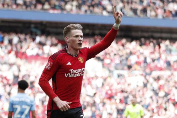  Manchester United's Scottish midfielder #39 Scott McTominay celebrates after scoring the opening goal of the English FA Cup semi-final football match between Coventry City and Manchester United at Wembley Stadium in north west London on April 21, 2024. (Photo by Ian Kington / AFP) / NOT FOR MARKETING OR ADVERTISING USE / RESTRICTED TO EDITORIAL USE (Photo by IAN KINGTON/AFP via Getty Images)
     -  (crédito:  AFP via Getty Images)