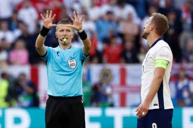 Daniele Orsato em ação na Euro 2024 -  (crédito: Foto: Ozan Kose/AFP via Getty Images)