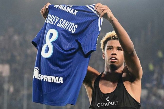 Andrey Santos em ação com a camisa do Strasbourg -  (crédito: - Foto: Sebastian Bozon/AFP via Getty Images)