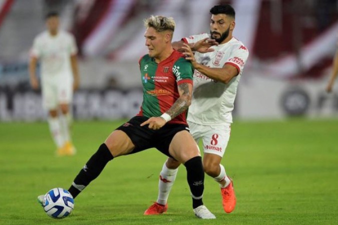 Emiliano pelo Boston River, do Uruguai -  (crédito: Foto: Juan Mabromata/AFP via Getty Images)