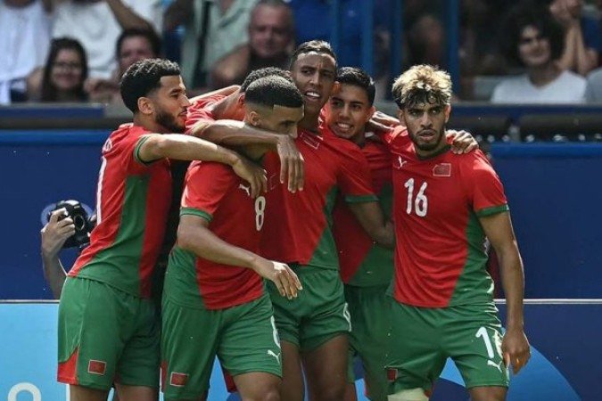 Rahimi (no centro) abre o placar para Marrocos e recebe a celebração dos companheiros - (crédito: Foto: Paul Ellis/AFP via Getty Images) Rahimi (no centro) abre o placar para Marrocos e recebe a celebração dos companheiros - (crédito: Foto: Paul Ellis/AFP via Getty Images)