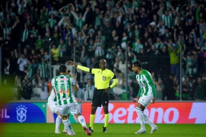 Diego Gonçalves (dir.) comemora terceiro gol do Juventude sobre o Fluminense -  (crédito: Foto: Fernando Alves / ECJ)