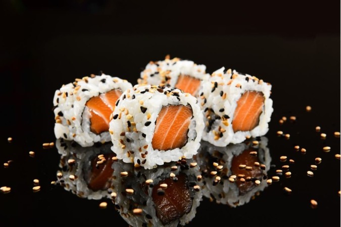 Uramaki de salmão (sushi invertido)
(Imagem: Marcelo_Krelling | Shutterstock) -  (crédito: EdiCase)