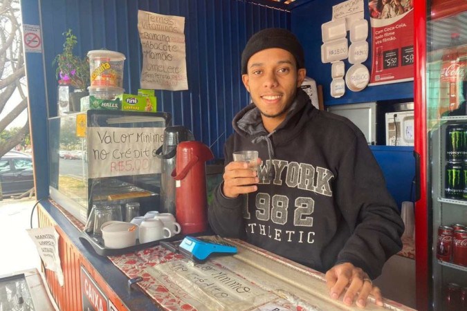 Henrique acorda cedo e não dispensa o cafezinho para se aquecer -  (crédito: Giulia Luchetta)