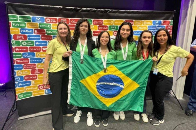 Equipe brasileira na Olimpíada Europeira de Informática para Garotas (Egoi) de 2024, Veldhoven, Holanda - (crédito: Arquivo pessoal) Equipe brasileira na Olimpíada Europeira de Informática para Garotas (Egoi) de 2024, Veldhoven, Holanda - (crédito: Arquivo pessoal)