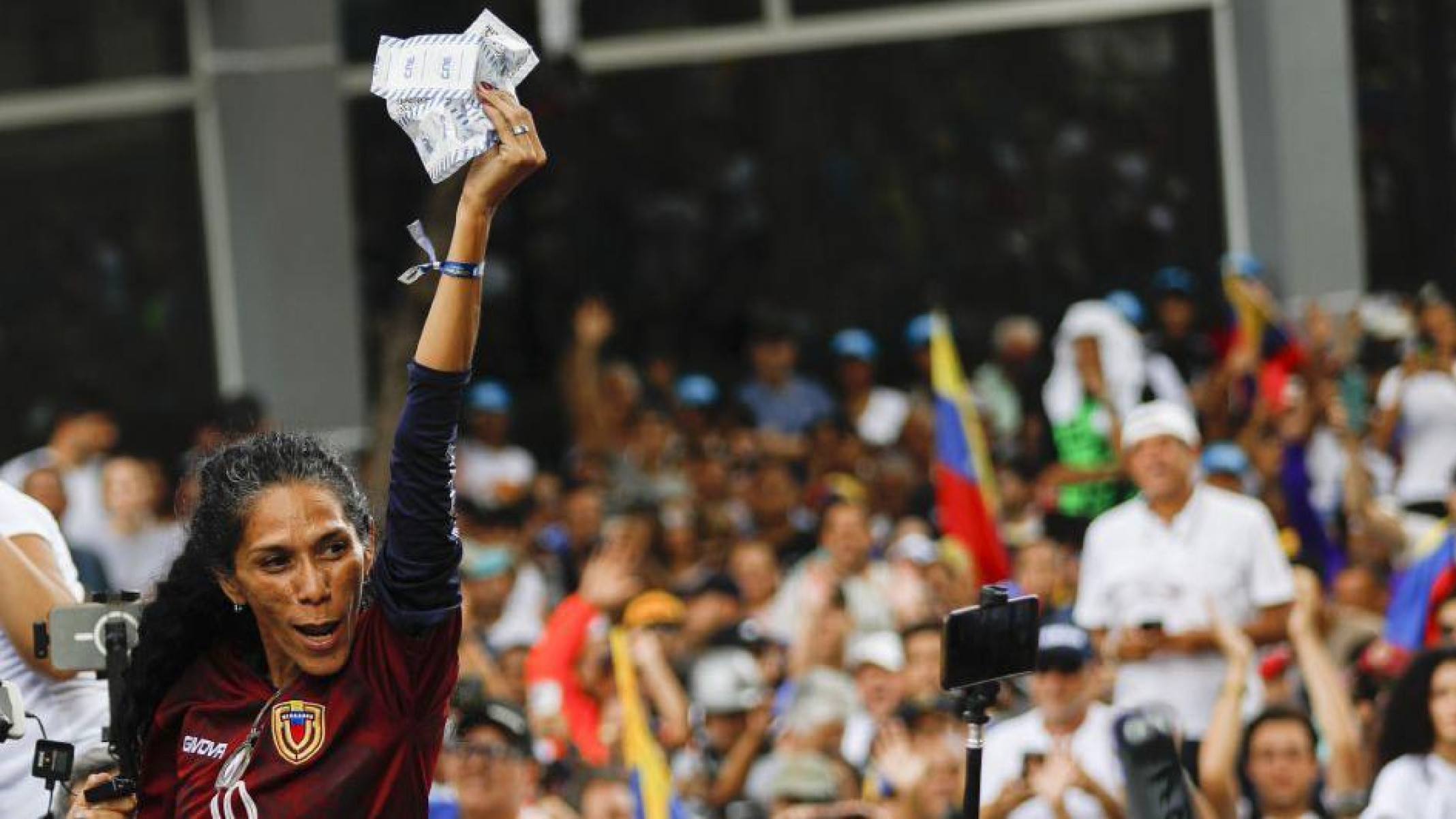 María Corina Machado e Edmundo González Urrutia levantam atas de votação em protesto  -  (crédito: Getty Images)