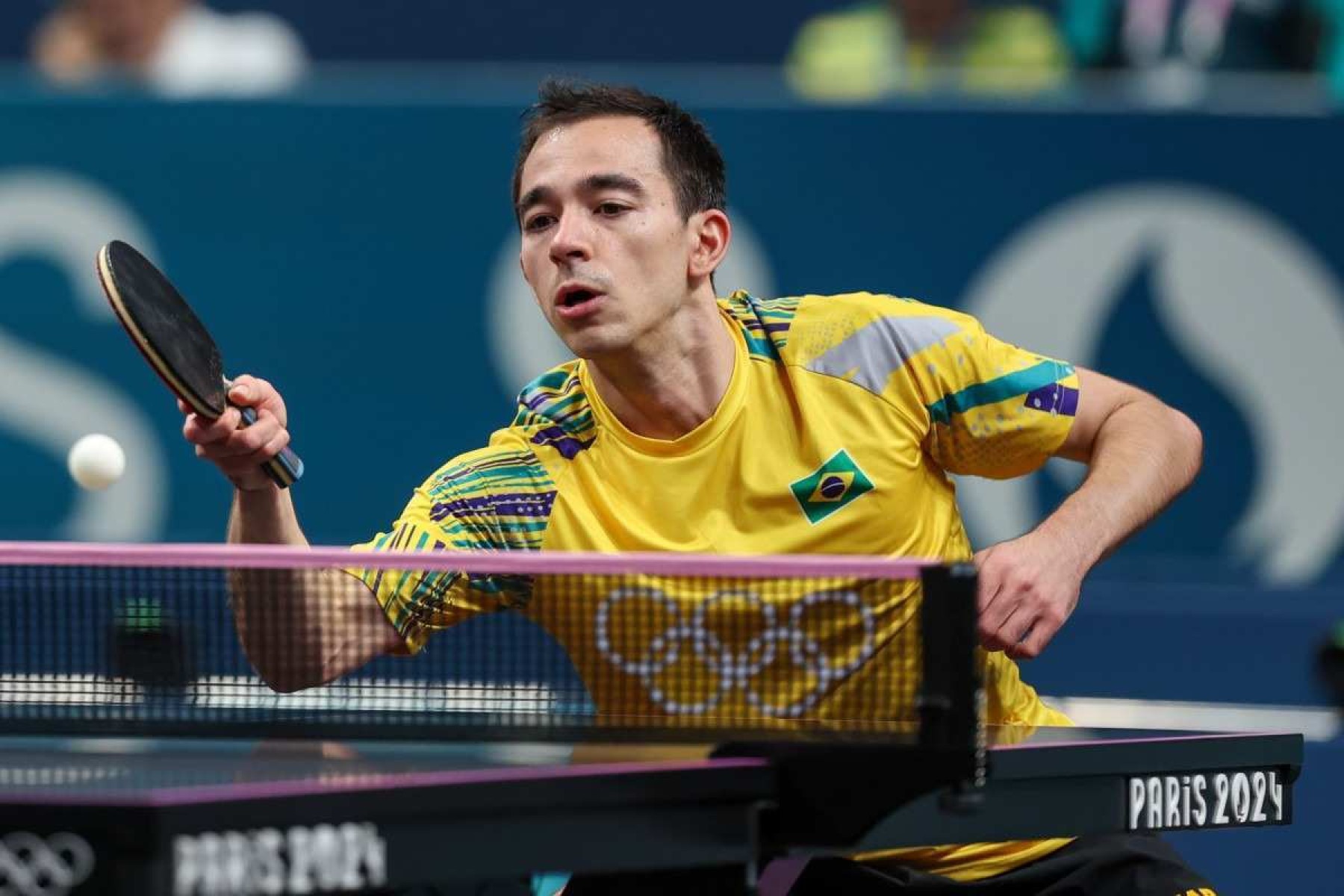 O brasileiro Hugo Calderano em disputa com o sueco Truls Moregard durante as semifinais individuais do tênis de mesa masculino nos Jogos Olímpicos de Paris 2024, na South Paris Arena, em Paris, em 2 de agosto de 2024