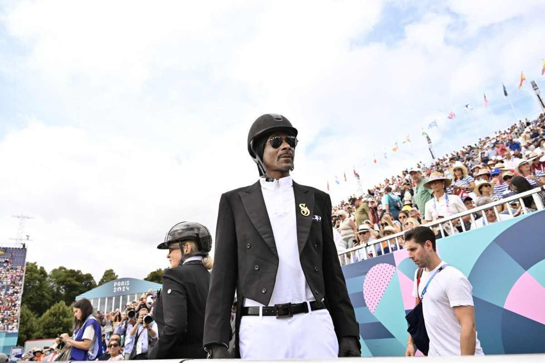 Snoop Dogg, rapper e produtor musical norte-americano, participa da final de adestramento da equipe equestre durante os Jogos Olímpicos de Paris 2024, no Chateau de Versailles, em Versalhes, na periferia oeste de Paris, em 3 de agosto de 2024. 