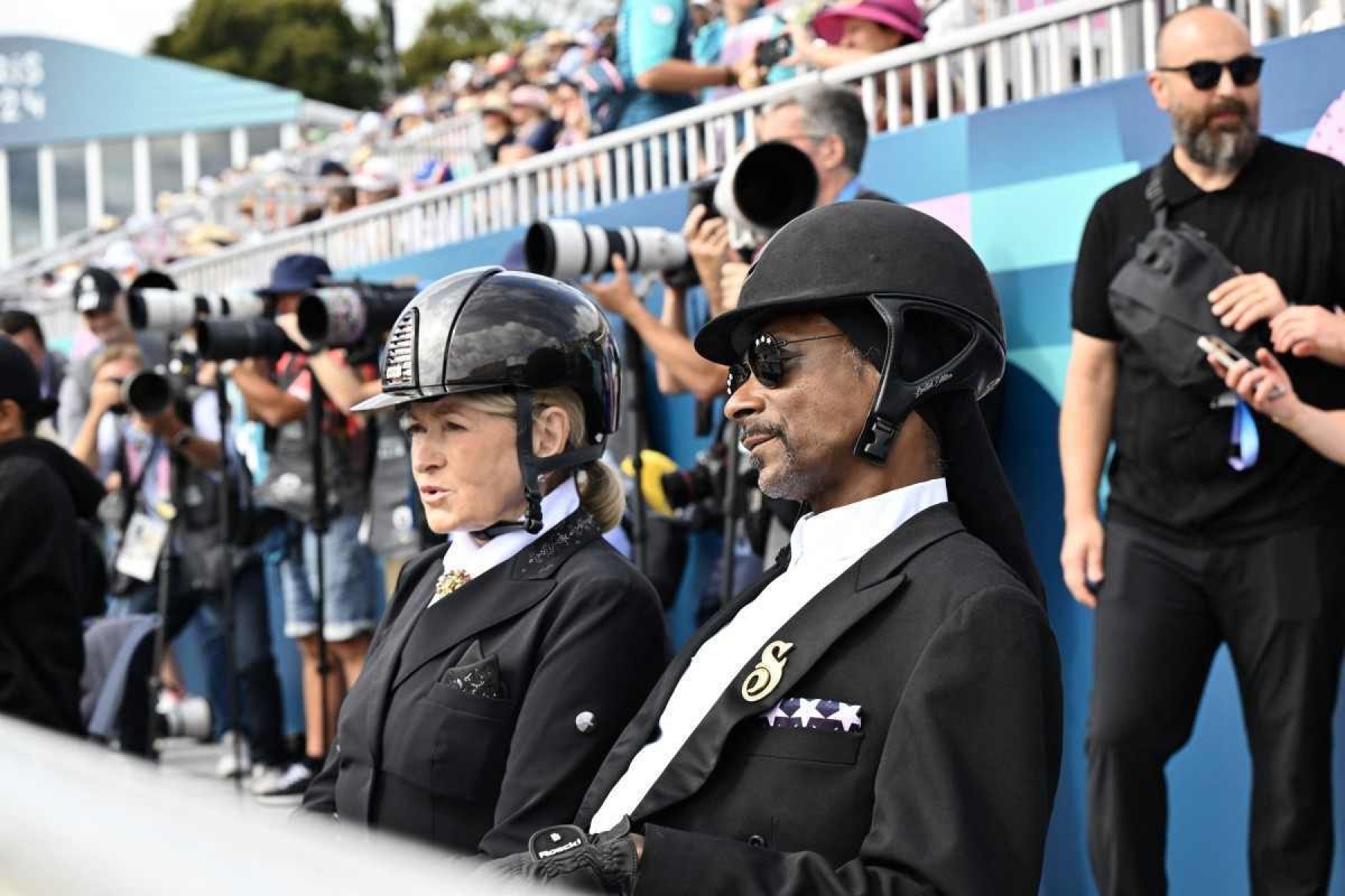 Snoop Dogg (2ndR), rapper e produtor musical norte-americano, participa da final de adestramento da equipe equestre durante os Jogos Olímpicos de Paris 2024 no Chateau de Versailles, em Versalhes, na periferia oeste de Paris, em 3 de agosto de 2024. 