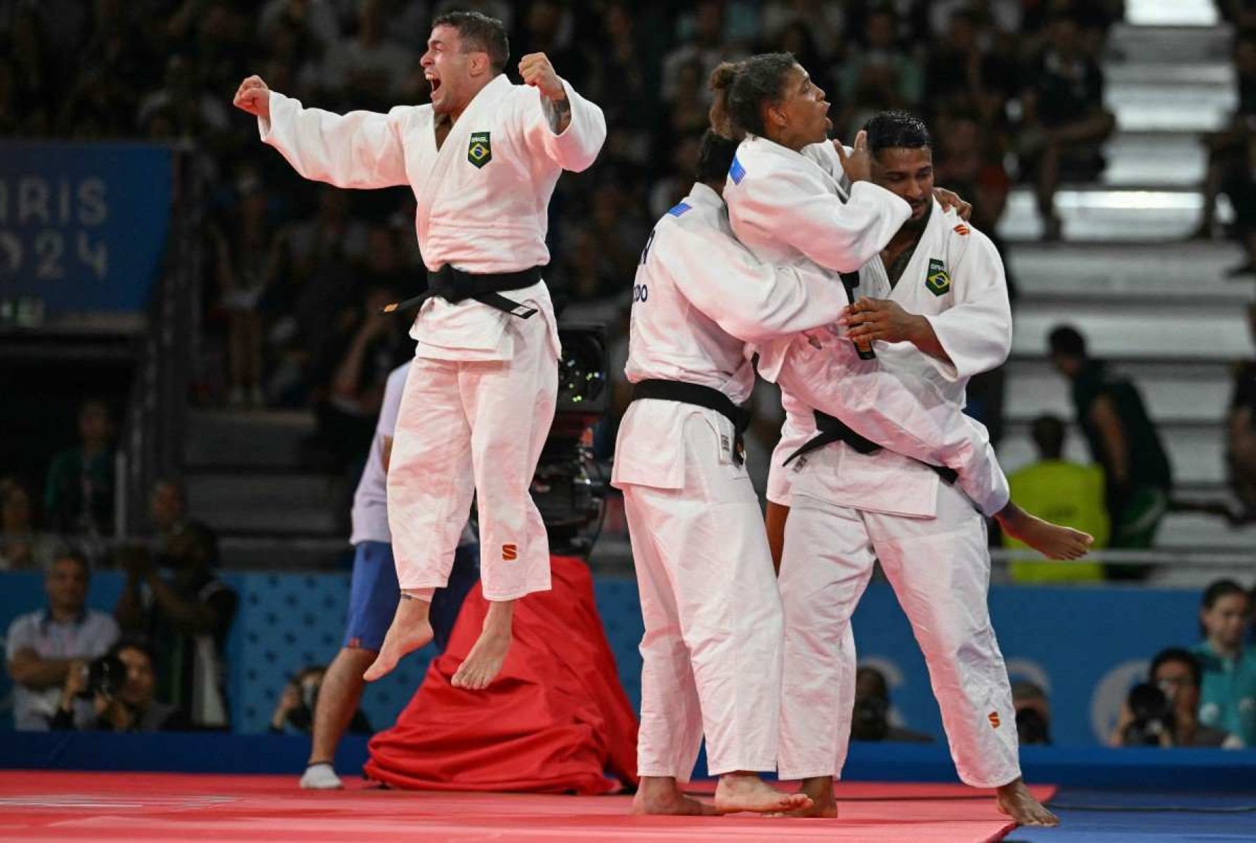 A seleção brasileira comemora a conquista da medalha de bronze do judô misto entre Brasil e Itália nos Jogos Olímpicos de Paris 2024, na Arena Champ-de-Mars, em Paris, no dia 3 de agosto de 2024.