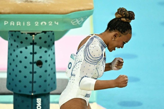 A brasileira Rebeca Andrade reage após disputar a final do salto feminino de ginástica artística durante os Jogos Olímpicos Paris 2024 -  (crédito: Loic VENANCE / AFP)