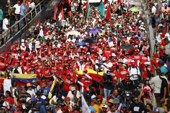 Apoiadores de Maduro vão às ruas para celebrar a permanência no poder -  (crédito:  AFP)