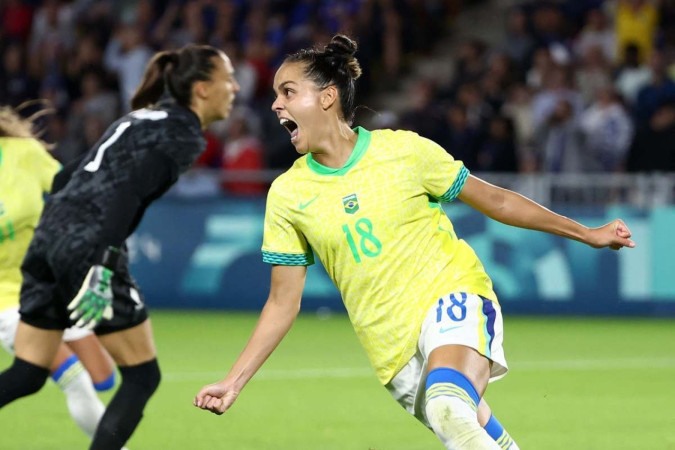 A atacante brasileira nº 18 Gabi Portilho comemora após marcar um gol na partida de futebol feminino das quartas de final entre França e Brasil durante os Jogos Olímpicos de Paris 2024, no Estádio La Beaujoire, em Nantes, em 3 de agosto de 2024.  -  (crédito: ROMAIN PERROCHEAU / AFP)