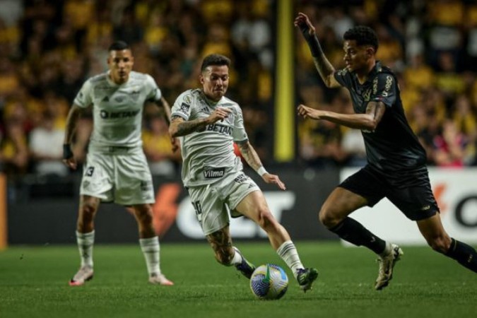 Bernard tenta levar o Atlético ao ataque e recebe a marcação do Criciúma -  (crédito: Foto: Pedro Souza/Atlético)