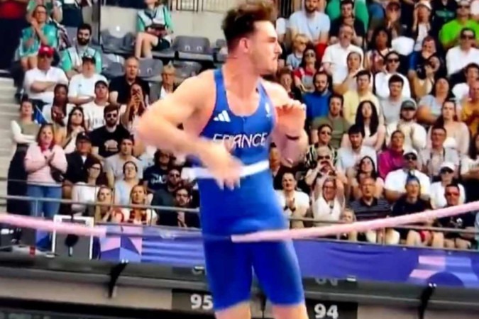 O atleta francês Anthony Ammirati foi eliminado da competição de salto com vara neste sábado (3/08), nas Olimpíadas de Paris -  (crédito: Reprodução/X - @seriesbrasil)