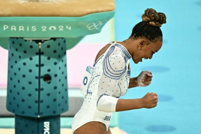 Rebeca vibra após seus saltos que garantiram a prata com pontuação excepcional. Ficou atrás apenas de Simone Biles. Esta é a terceira medalha de Rebeca em Paris -  (crédito: Foto: Loic Venance/AFP via Getty Images)