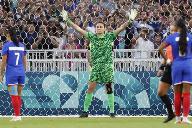 Momento da defesa da Lorena em cobrança de pênalti de Karchaoui -  (crédito: Foto: Rafael Ribeiro/CBF)