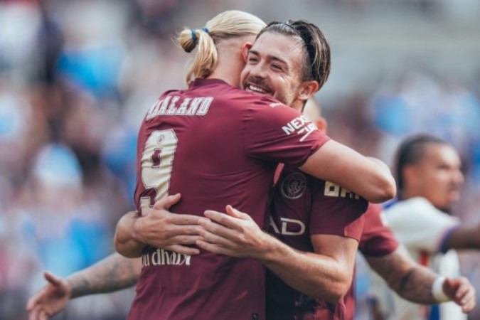 Haaland abraça Grealish. Os dois foram protagonistas do primeiro gol do City, feito pelo norueguês, que saiu de campo com um hat-trick -  (crédito:  Foto: Divulgação / Manchester City)