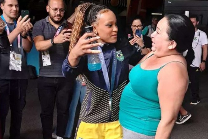 Rebeca Andrade abraça mãe pela primeira vez desde início dos Jogos Olímpicos -  (crédito: Foto: Gabriel Gentile/OTD)