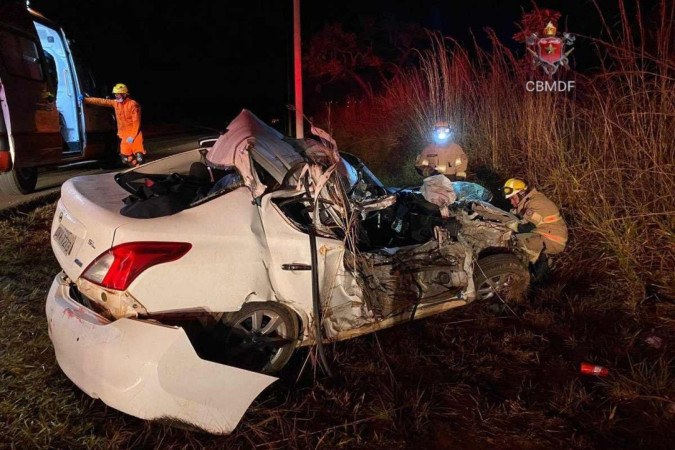 Colisão do veículo com o poste deixou um carro destruído -  (crédito: Reprodução/CBMDF)