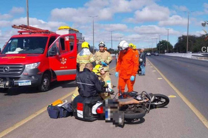 Colisão entre moto e caminhão resultou em uma morte -  (crédito: Reprodução/CBMDF)