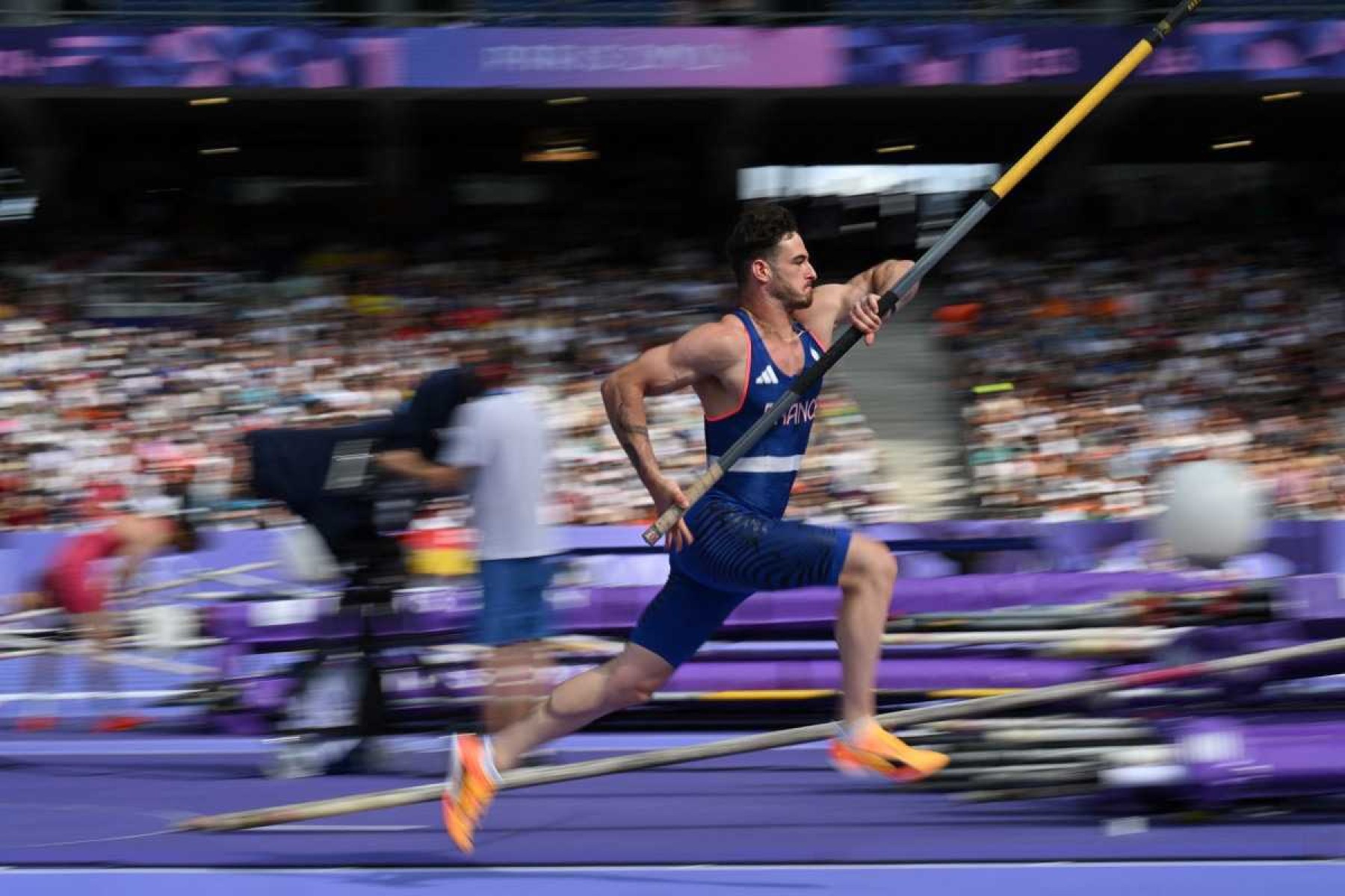        O atleta francês Anthony Ammirati foi eliminado da competição de salto com vara neste sábado (3/08)