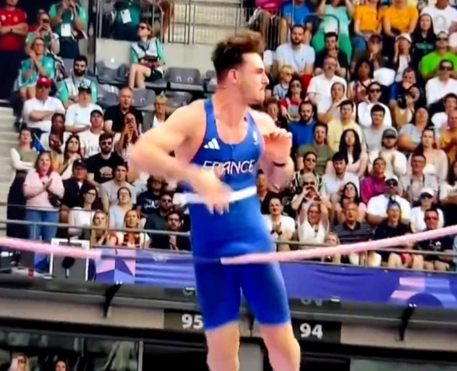 O atleta francês Anthony Ammirati foi eliminado da competição de salto com vara neste sábado (3/08), nas Olimpíadas de Paris