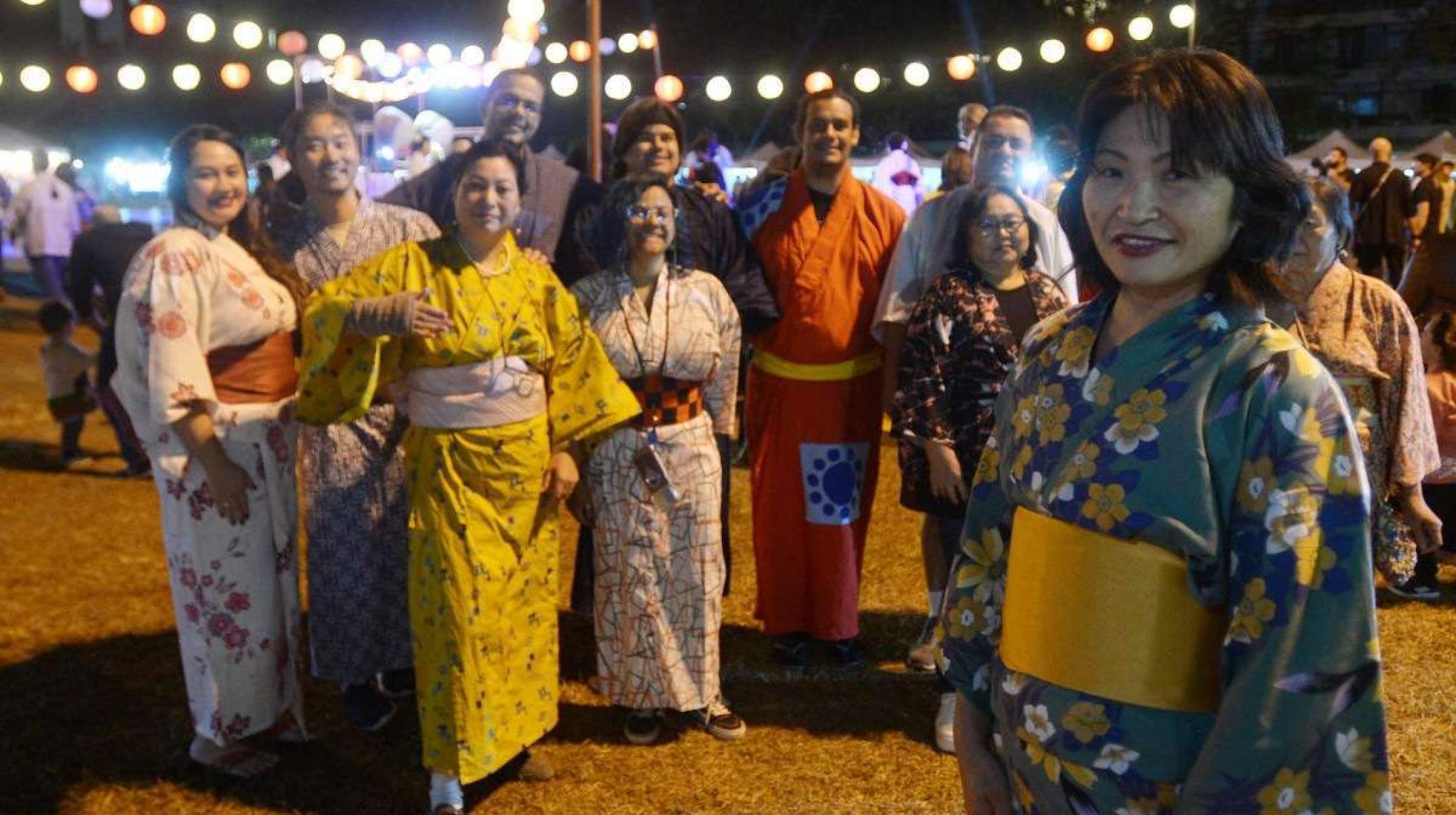 Lucia Kobayashi a família não perdem a festa comunitária 