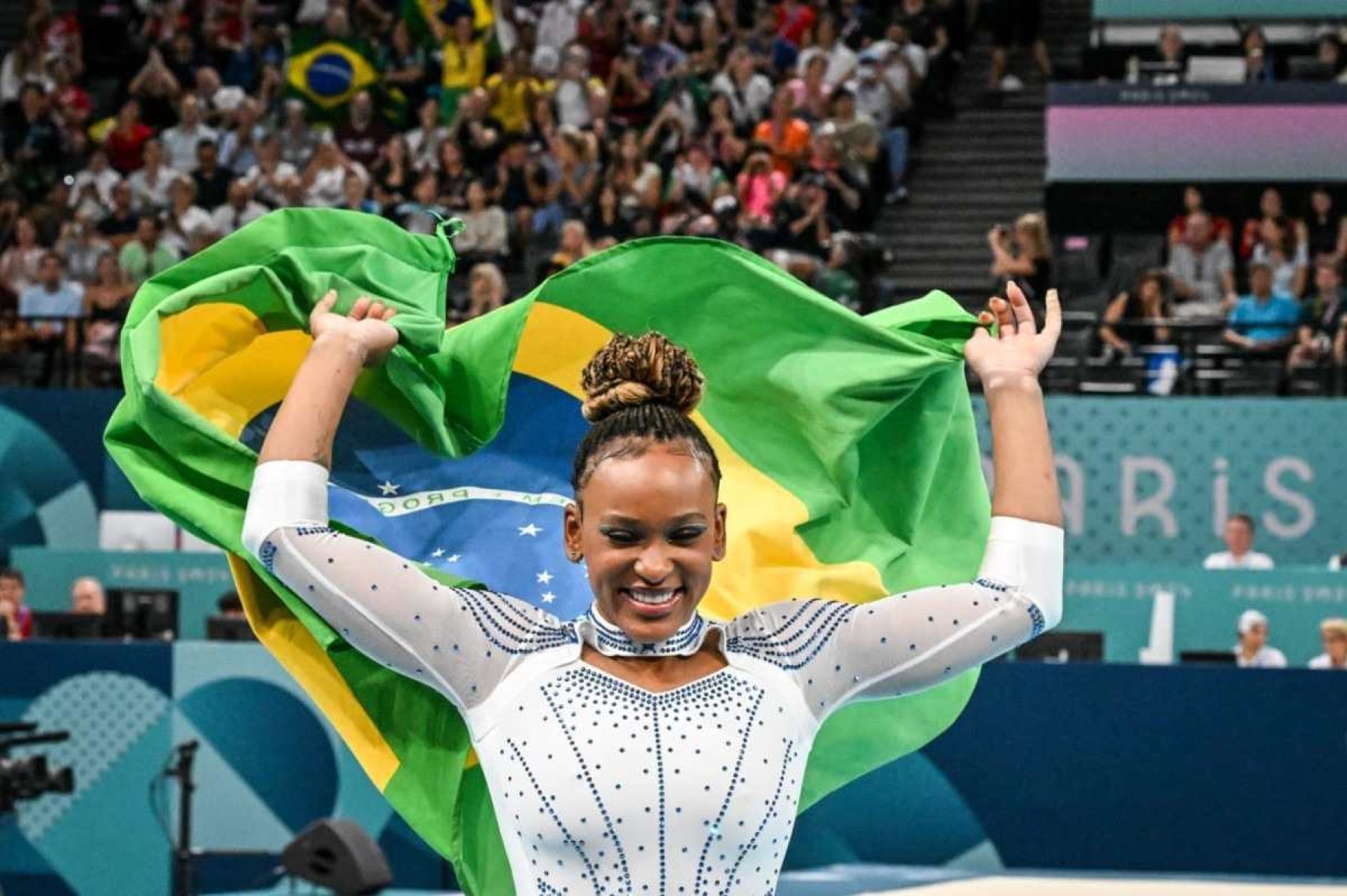 Rebeca Andrade conquista a medalha de prata no salto da ginástica artística dos Jogos Olímpicos de Paris 2024