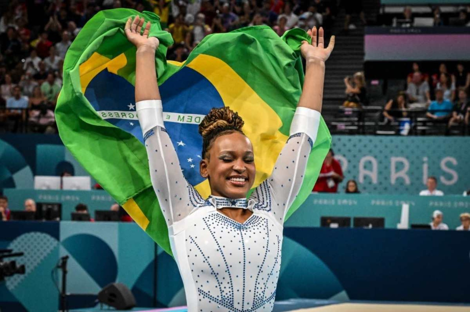 Rebeca Andrade conquista a medalha de prata no salto da ginástica artística dos Jogos Olímpicos de Paris 2024