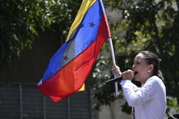 Seis colaboradores da líder opositora María Corina Machado, que Caracas acusa de planejar 