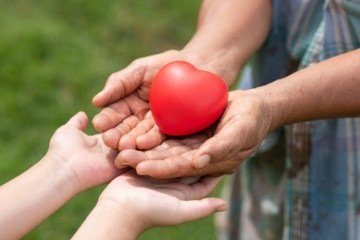 A educação financeira também deve incluir uma responsabilidade social. Ensine a criança a ser solidária. Uma parte do que ela recebe pode ser doado, de vez em quando. Mas é importante que ela mesma, a partir da educação, queira doar algo a alguém. E se sinta bem com isso.  -  (crédito: jcomp freepik)