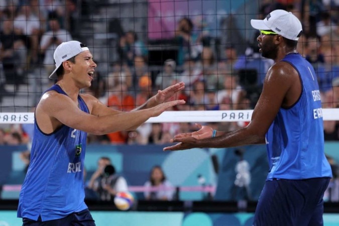 Evandro/Arthur mantiveram o nível de jogo elevado e venceram com tranquilidade, por 2 sets a 0 (parciais de 21/16 e 21/16), na arena montada aos pés da Torre Eiffel -  (crédito: Thomas SAMSON / AFP)