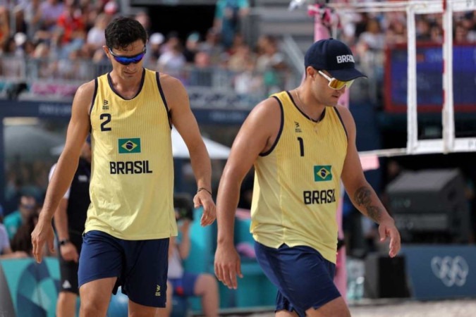 George e André não tiveram vida fácil nos Jogos Olímpicos e acabaram eliminados na primeira etapa mata-mata do vôlei de praia -  (crédito: Thomas Samson/AFP)