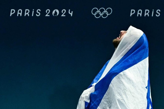 O israelense Artem Dolgopyat, segundo colocado, comemora após a final do solo masculino de ginástica artística durante os Jogos Olímpicos de Paris 2024 -  (crédito: Gabriel Bouys/ AFP)